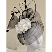 Plisseret sort og hvid fascinator med rose