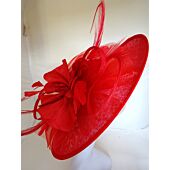 R&oslash;d fascinator med stor fejende skygge 