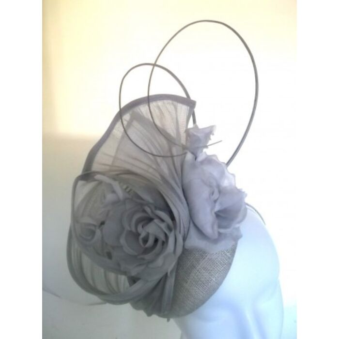Sølvgrå fascinator med roser