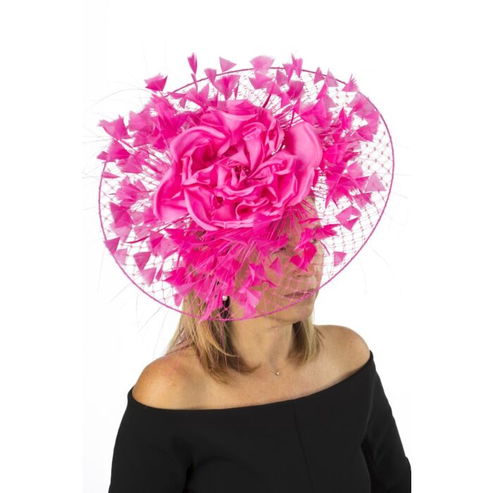 Stor pink fascinator med blomst og fjer