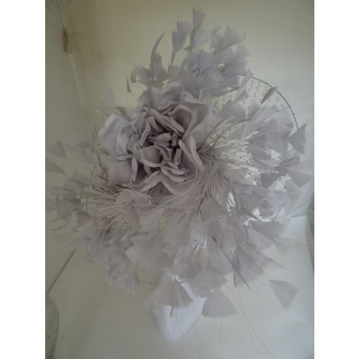 Stor lys grå fascinator med blomst og fjer