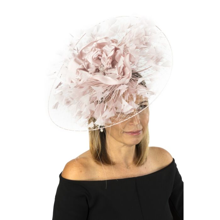 Stor gammelrosa fascinator med blomst og fjer