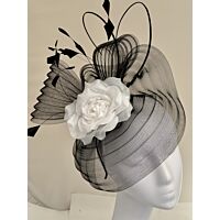 Plisseret sort og hvid fascinator med rose